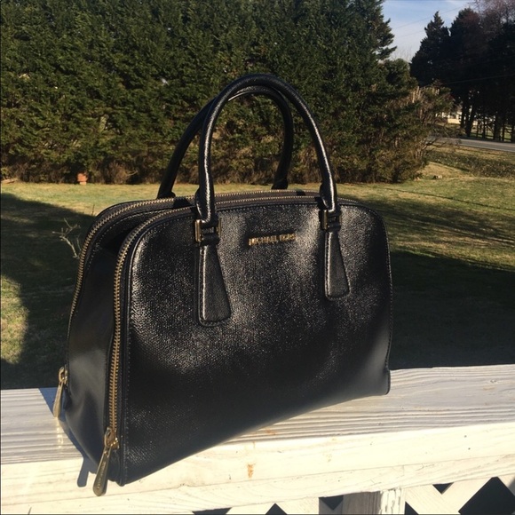 🛍️ Vintage Authentic MK shoulder bag excellent condition comes with dust bag. - Picture 11 of 12